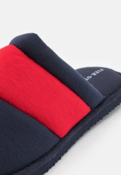 Pier One Unisex - Tøfler - Dark Blue/Red -Moderne Klaer 3873ff5ffc164a00938853720f513c10