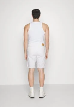 Pier One Colored Twill White Denim - Jeansshorts - White Denim -Moderne Klaer 6fb902e0dcfa488a9a60ba7e359e011c