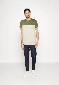 Moderne Klaer -Moderne Klaer 7041aaedc2cc4c278f91d6269d38983a