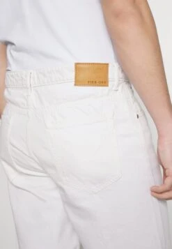 Pier One Colored Twill White Denim - Jeansshorts - White Denim -Moderne Klaer a636a2d6a4a8465daf4783bb72a28209