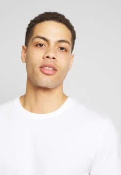 Pier One 3 Pack - T-Shirts - White/Dark Blue/Red -Moderne Klaer bb58520a3fdd4addbd204975d9a479ed