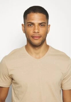 Pier One 3 Pack - T-Shirts - Khaki/Tan/Dark Blue -Moderne Klaer bbffca6578f845cdab35cb6a6e69d608