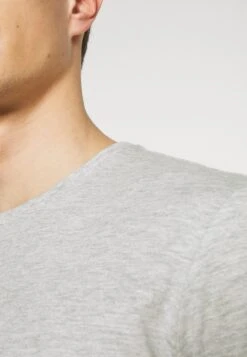 Pier One 3 Pack - T-Shirts - Black/Grey/Bordeaux 17 Pier One 3 Pack - T-Shirts - Black/Grey/Bordeaux -Moderne Klaer cf2bf76acaa04ce7a9f485db3954ff6b