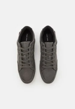 Pier One Joggesko - Grey -Moderne Klaer d569c218bebf4e4abd811d59a2c6d45b