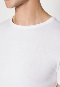 Pier One 3 Pack Muscle Fit- T-Shirts - White -Moderne Klaer fbff782df8bd48e785ba49657f6e4762